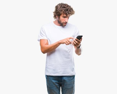 İspanyol yakışıklı modeli mesaj manifatura izole arka şok sürpriz yüzü, korkuyor ve korku ifadesi ile heyecanlı olan korkmuş üzerinden Smartphone kullanarak gönderme