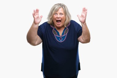 Kıdemli artı izole arka plan kutluyor kızgın ve silah ile başarı için deli üzerinde beyaz kadın kaldırdı ve heyecanlı çığlık gözleri kapalı boyutu. Kazanan kavramı