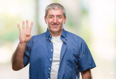 Üst düzey yakışıklı gösteren ve parmakları ile işaret izole arka plan üzerinde dört kendinden emin ve mutlu gülümseyerek iken numara.