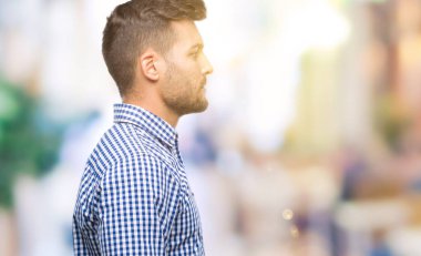 Yakışıklı delikanlı izole arka tarafına, seyir üzerinde dinlenmek doğal yüz emin gülümseme ile pozuyla profili.