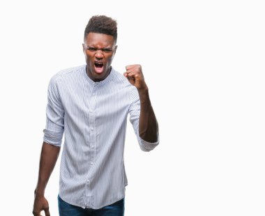 Afrikalı-Amerikalı genç izole arka plan öfkeli ve sinirli sinirli ve öfke ile bağırarak süre öfkeli yumruk yükselterek üzerinde. Öfke ve agresif kavramı.