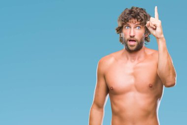 Yakışıklı İspanyol modeli adam seksi ve gömleksiz başarılı fikirle parmağı yukarıyı izole arka plan üzerinde. Çıktıktan ve mutlu. Bir numara.