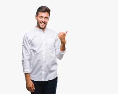 Yakışıklı delikanlı arıyor ve başparmak yanında yukarıyı mutlu yüz ile gülümseyen izole arka plan üzerinde.