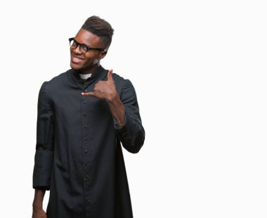 Genç Afro-Amerikan rahip adam yapıyor gülümseyen izole arka plan üzerinde telefon hareketi ile el ve parmak telefonda konuşuyor gibi. Kavramları iletişim.