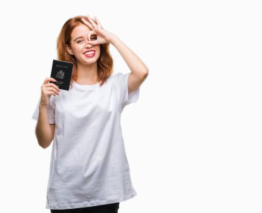 Amerika Birleşik Devletleri pasaport ile mutlu yüz el parmaklarının arasından seyir göz üzerinde ok işaretiyle yapıyor gülümseyen izole arka plan üzerinde tutan genç güzel kadın