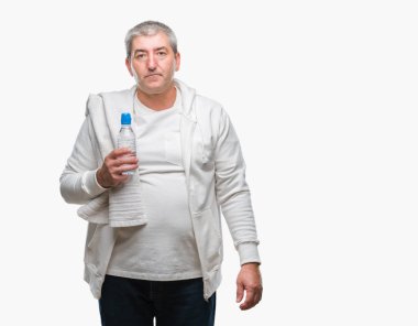 Yakışıklı komuta sizde eğitim holding havlu ve acımak yüz ciddi düşünüyorum üstünde kendine güvenen bir ifade ile izole arka plan üzerinde su şişesi