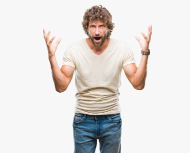 Yakışıklı İspanyol model adam arka plan deli kutluyor izole ve crazy arms ile başarı için kaldırdı ve heyecanlı çığlık gözler kapalı. Kazanan kavramı
