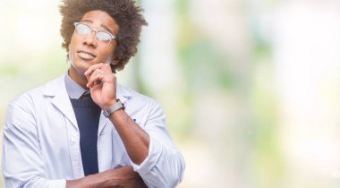 Çene düşünme hakkında soru, dalgın ifade üzerine el ile izole arka plan Afro Amerikalı doktor bilim adamı adam. Düşünceli yüzüyle gülümsüyor. Şüphe kavramı.