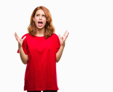 Genç güzel kadın izole arka plan çılgın ve kızgın bağırarak ve agresif ifade ve silah kaldırdı bağırıyor. Hayal kırıklığı kavramı.