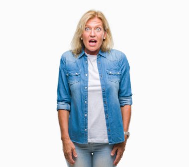 Orta yaş sarışın kadın izole arka plan korkuyor ve sürpriz ifade ile şok yüzünden korku ve yüz heyecanlı.