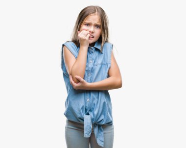 Genç güzel kız yüzünden stresli ve gergin ile izole arka plan tırnak ısırma dudaklarından eller. Anksiyete sorunu.