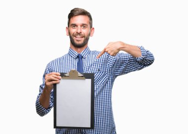 Genç yakışıklı iş adamı holding Pano sürpriz yüz işaret parmağı kendini izole arka plan üzerinde