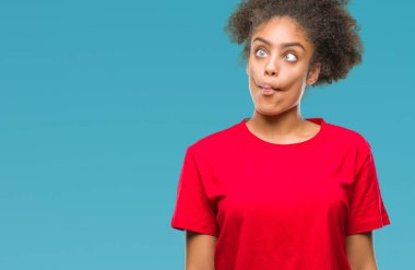 Genç afro Amerikalı kadın izole arka plan yapma balık yüzüne dudaklı, çılgın ve komik bir jest. Komik ifade.