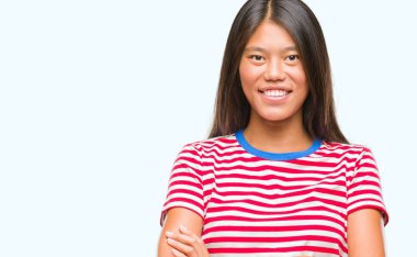 Genç Asyalı kadın izole arka plan mutlu yüz çapraz silah kameraya bakarak ile gülümseyen yüzünden. Olumlu bir kişi.