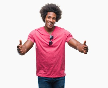 Sarılmak için kollarını açarak gülümseyerek kameraya bakarak izole arka plan üzerinde Afro Amerikalı adam. Neşeli ifade kucaklayan mutluluk.