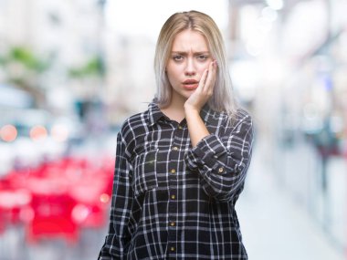 Sarışın genç kadın acı ifadesi ile el ile ağız diş ağrısı veya dişlerde dişlerle ilgili hastalık nedeniyle dokunmadan izole arka plan üzerinde. Diş hekimi kavramı.