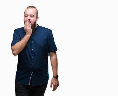 Genç beyaz hipster adam izole arka esneme sıkılmış kapsayan ağız el ile yorgun. Restless ve uyku hali.