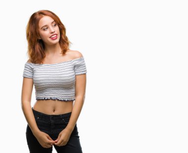 Genç güzel kadın uzak tarafına yüzünde, doğal ifade gülümseme ile seyir izole arka plan yüzünden. Kendine güvenen gülüyor.