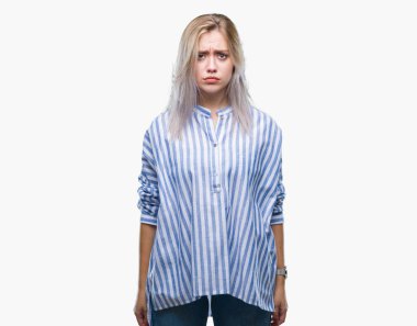 Çatık sarışın genç kadın üzerinde izole arka plan şüpheci ve sinir, sorunu nedeniyle üzgün. Negatif kişi.