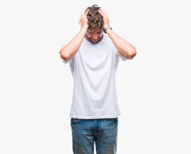 Yakışıklı İspanyol modeli adam çünkü umutsuz ve stresli baş ağrısı acı izole arka plan üzerinde ağrı ve migren. Ellerini kafasına.