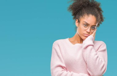 Seyir yorgun ve bıkkın ile depresyon sorun Çapraz kollar ile izole arka plan düşünme üzerinde gözlük takan genç afro Amerikalı kadın.