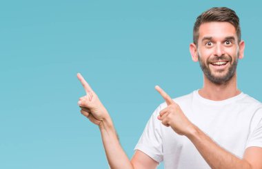 Yakışıklı delikanlı gülümseyen ve iki elleri ve parmakları ile tarafına işaret kamera bakarak izole arka plan üzerinde.