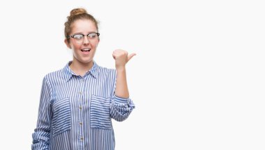 Seyir ve başparmak yanında yukarıyı mutlu yüz ile gülümseyen Genç Sarışın iş kadını.