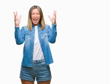 Genç güzel kadın yüzünden kızgın ve silah ile başarı için deli kutluyor izole arka plan ortaya çıkar ve heyecanlı çığlık gözler kapalı. Kazanan kavramı