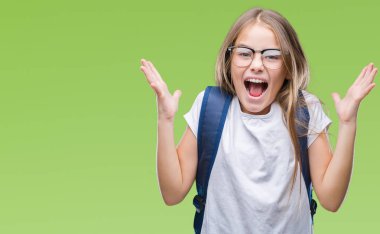 Giyen genç güzel akıllı öğrenci kız deli kutluyor izole arka plan üzerinde sırt çantası ve silah ile başarı için yükseltilmiş ve açık gözleri heyecanlı çığlık hayrete düşürdü. Kazanan kavramı