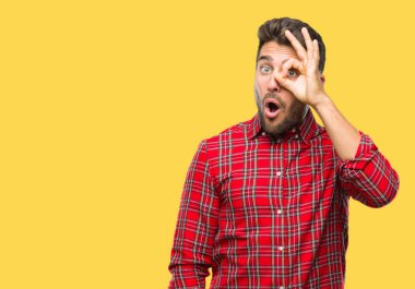 Sürpriz yüz, göz parmaklarının arasından seyir yakışıklı delikanlı ok jest yapıyor izole arka plan üzerinde şok. İmansız ifade.