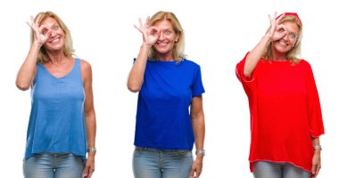 Kolaj güzel orta yaş Beyaz sarışın kadın gülümsüyor, parmakları ile mutlu yüz üzerinden seyir göz el ile ok jest yapıyor backgroud izole.