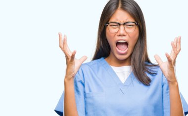 Genç Asyalı doktor kadın izole arka plan çılgın ve kızgın bağırarak ve agresif ifade ve silah kaldırdı bağırıyor. Hayal kırıklığı kavramı.