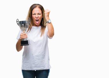 Orta yaş İspanyol kazanan kadın Ödülü holding Trophy üzerinde izole arka rahatsız ve öfke, çılgın ve yükseltilmiş el, öfke kavramı ile diye bağıran ile sinirli bağırarak kutluyor