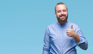 Genç beyaz hipster adam izole arka plan hareketi el ile mutlu yaşasın yapıyor. Kameraya bakarak başarı gösteren ile ifade onaylama.