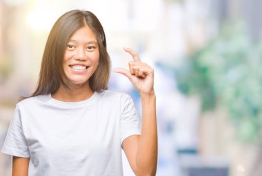 Genç Asyalı kadın izole arka plan gülümseyen ve süre seyir ve kamera boyutu işaret parmaklarıyla yapıyor el ile kendinden emin eller üzerinde. Ölçü kavramı.