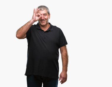 Gülümseyen, parmakları ile mutlu yüz üzerinden seyir göz el ile ok jest yapıyor izole arka plan üzerinde üst düzey yakışıklı.
