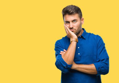 İzole arka plan düşünme seyir üzerinde genç yakışıklı adam yorgun ve sıkılmış çapraz silah depresyon sorunları ile.