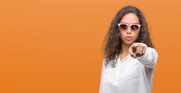 Mujer Hispana Joven Con Gafas Sol Apuntando Con Dedo Cámara —  Fotos de Stock