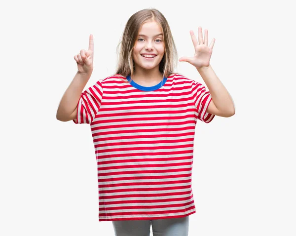 Genç güzel kız gösterilen ve parmakları ile işaret izole arka plan yüzünden kendinden emin ve mutlu gülümseyerek süre 6 numara.