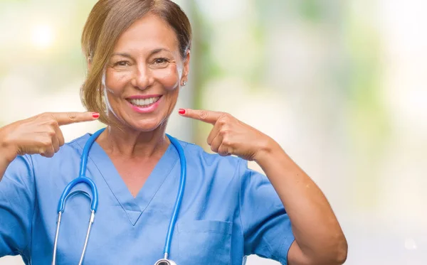 Enfermeira Meia Idade Mulher Médica Sênior Sobre Fundo Isolado Sorrindo — Fotografia de Stock