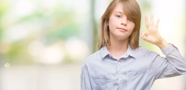 Giovane Bambino Biondo Che Indossa Camicia Blu Facendo Segno Con — Foto Stock