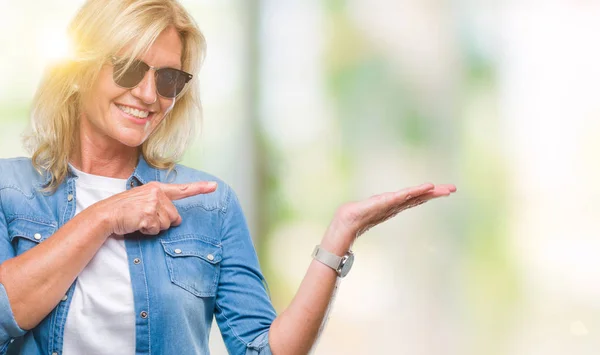 Blonde Vrouw Van Middelbare Leeftijd Dragen Van Een Zonnebril Geïsoleerde — Stockfoto