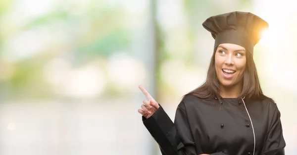 Jovem Cozinheiro Hispânico Mulher Vestindo Uniforme Chef Muito Feliz Apontando — Fotografia de Stock