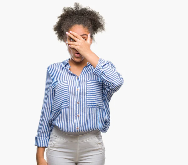 Mujer Afroamericana Joven Sobre Fondo Aislado Asomándose Shock Cubriendo Cara — Foto de Stock