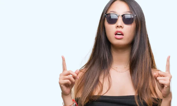 Junge Asiatische Frau Mit Sonnenbrille Über Isoliertem Hintergrund Staunte Und — Stockfoto