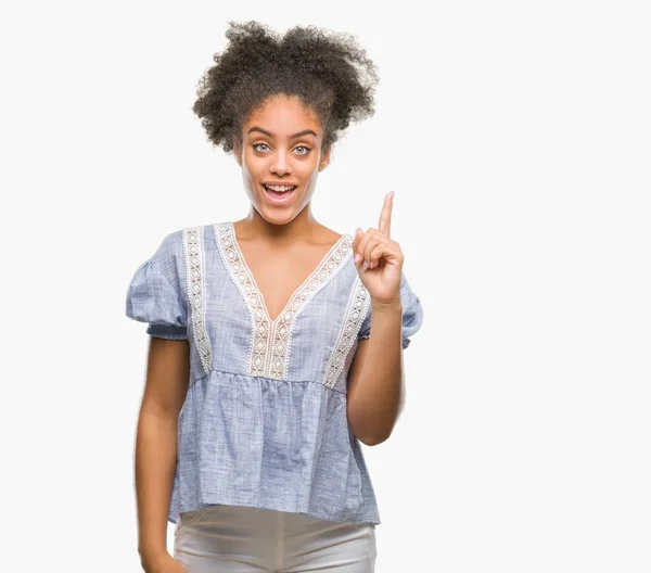 Jovem Afro Americana Sobre Fundo Isolado Apontando Dedo Para Cima — Fotografia de Stock