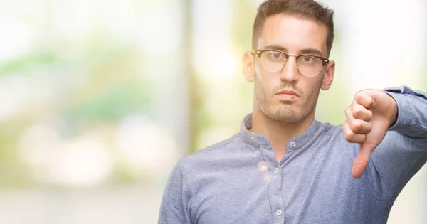 Bonito Jovem Homem Elegante Vestindo Óculos Olhando Infeliz Irritado Mostrando — Fotografia de Stock