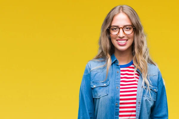 Linda Jovem Loira Usando Óculos Sobre Fundo Isolado Com Sorriso — Fotografia de Stock