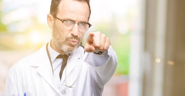 Doutor Idoso Profissional Médico Apontando Para Frente Com Dedo — Fotografia de Stock