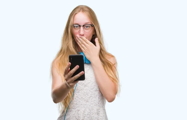 Mulher Adolescente Loira Segurando Smartphone Usando Fones Ouvido Cobrir Boca — Fotografia de Stock